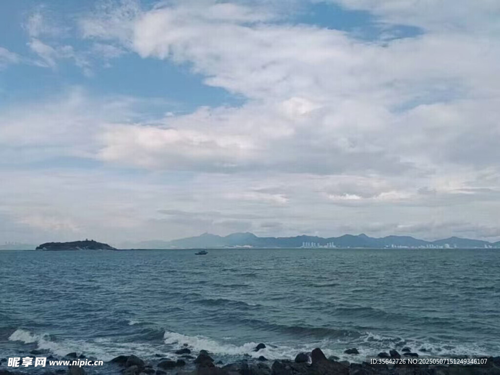 海边风景 远处小岛与蓝天
