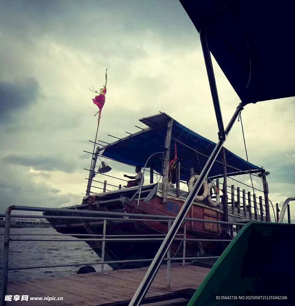 江上船只与飘扬红旗