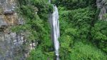 山间飞瀑绿意环绕