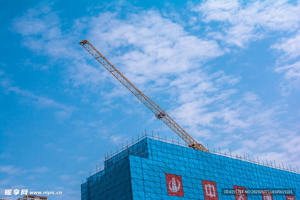 蓝天之下的建筑施工场景