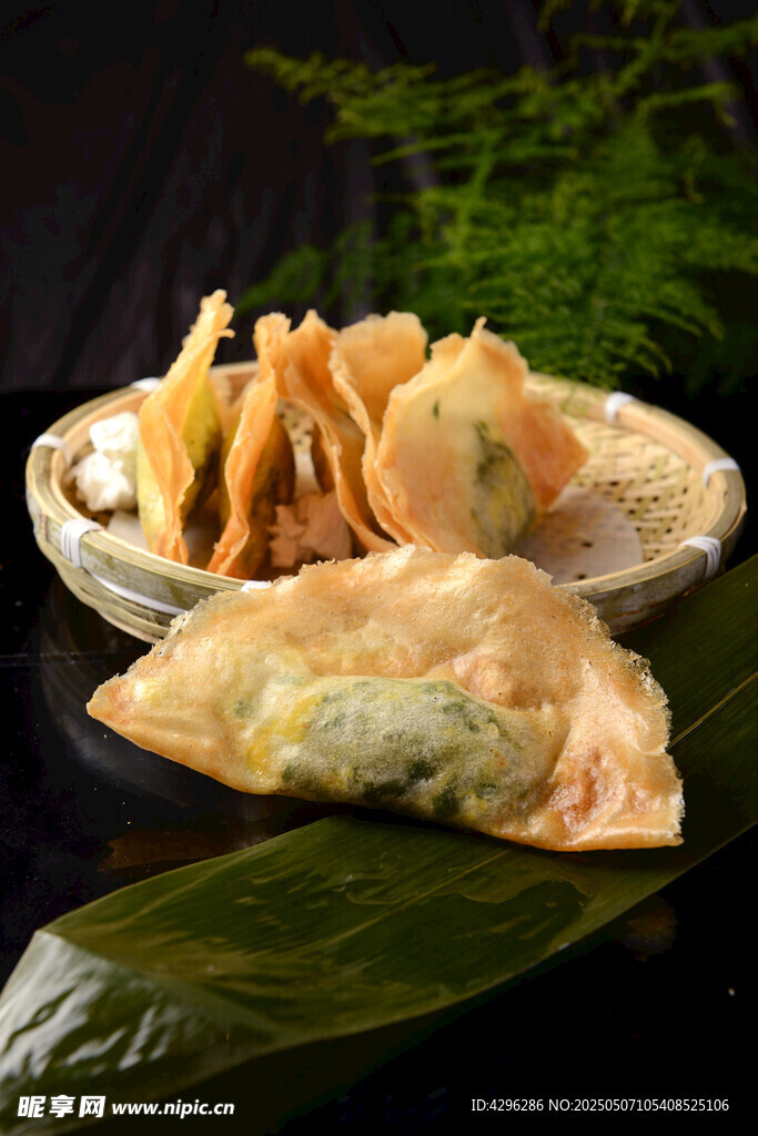 美味特色炸饺摆拍展示
