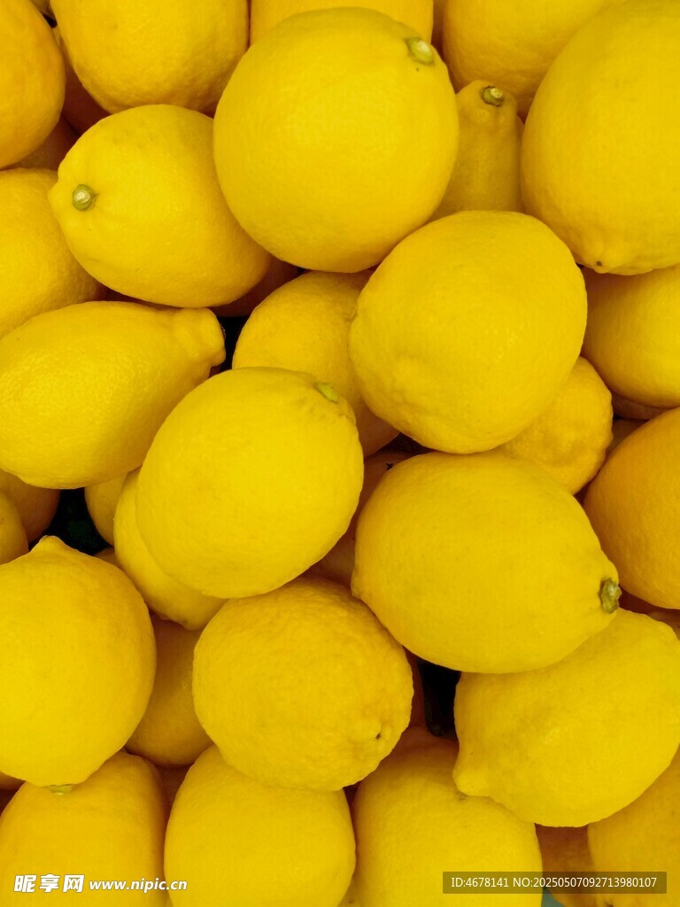 一堆鲜黄色的饱满柠檬