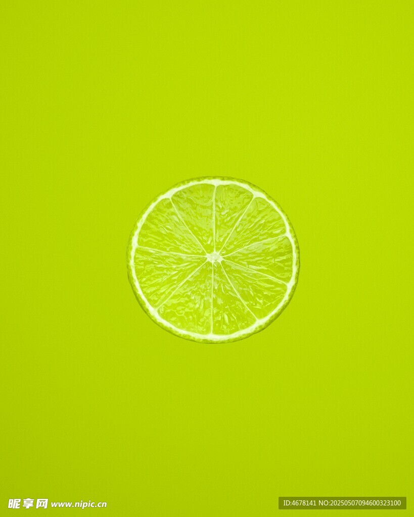 绿色背景上的柠檬切片