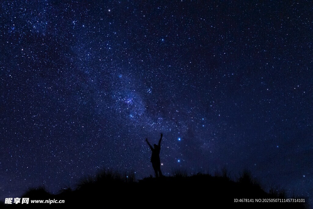 星空下的孤独身影