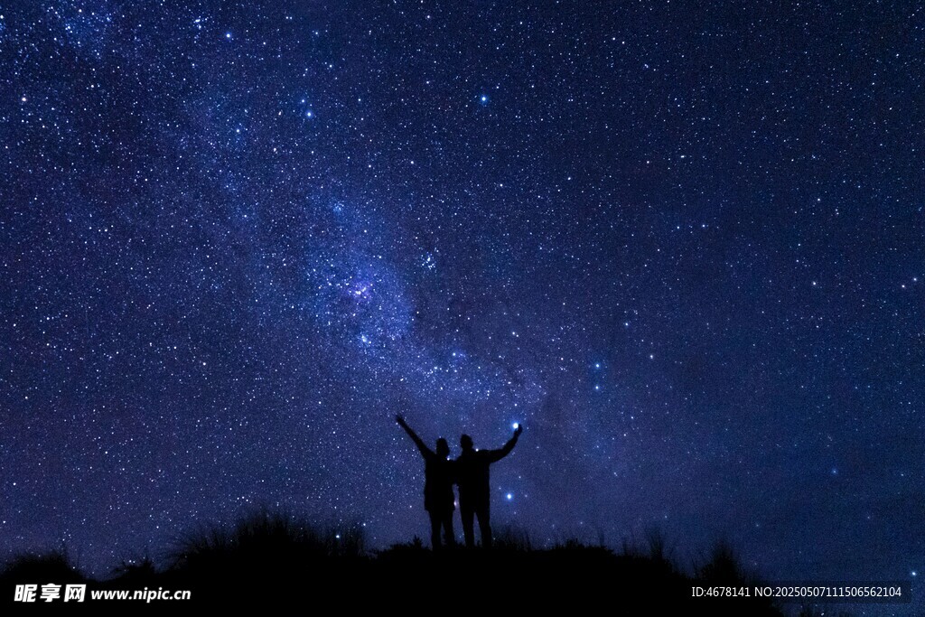星空下的浪漫身影