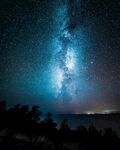 璀璨星空下的静谧海岸线