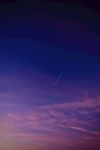 夜空下的绚丽霞光与流星