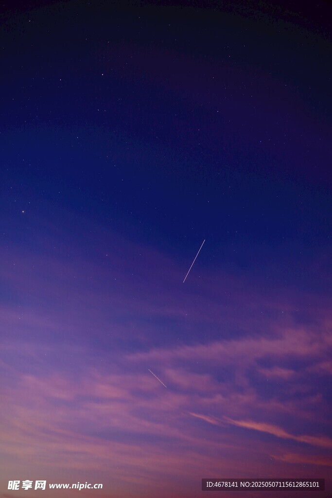 夜空下的绚丽霞光与流星