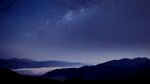 夜空下的山峦与缥缈云雾