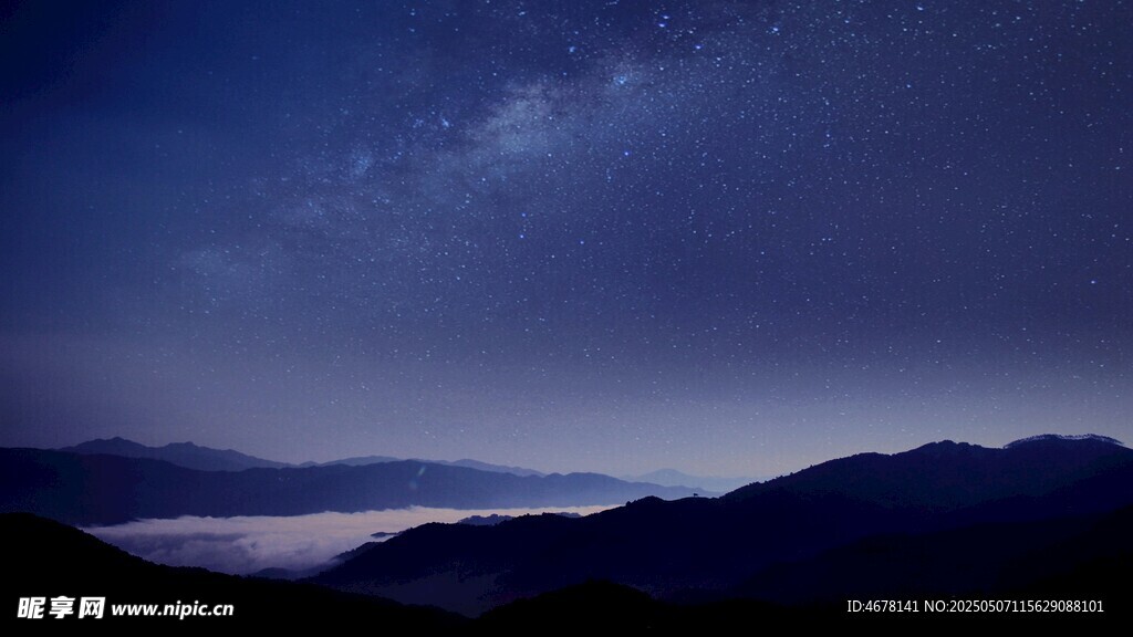 夜空下的山峦与缥缈云雾