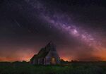 星空下的古老小屋