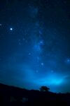 夜空繁星下的静谧景象