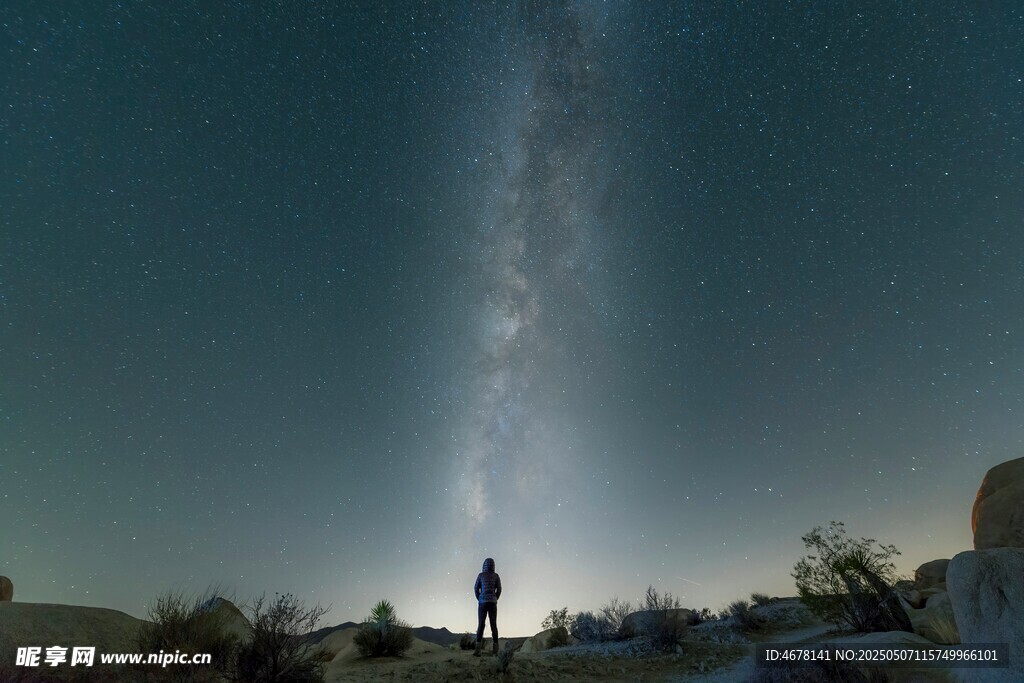 星空下的孤独身影