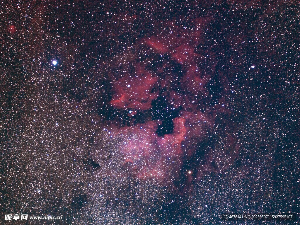 绚丽星云展现宇宙之美