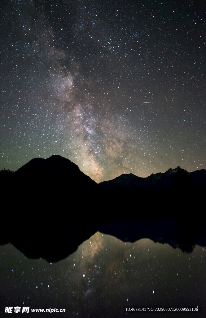 星空下的山峦与湖面倒影