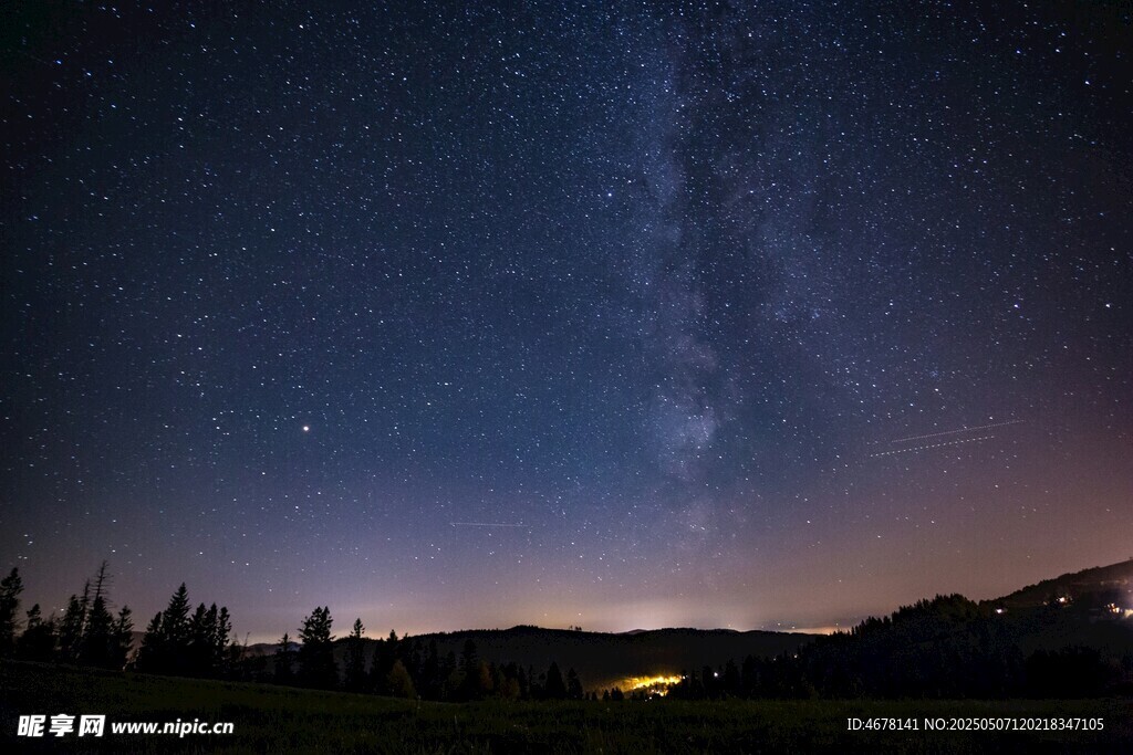 夜空下的璀璨星河与山林