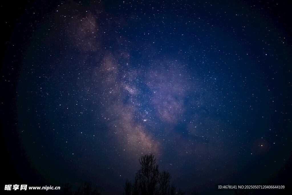 璀璨星空下的静谧景象