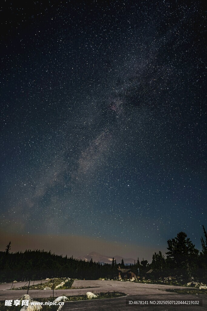 夜空下的静谧自然景象
