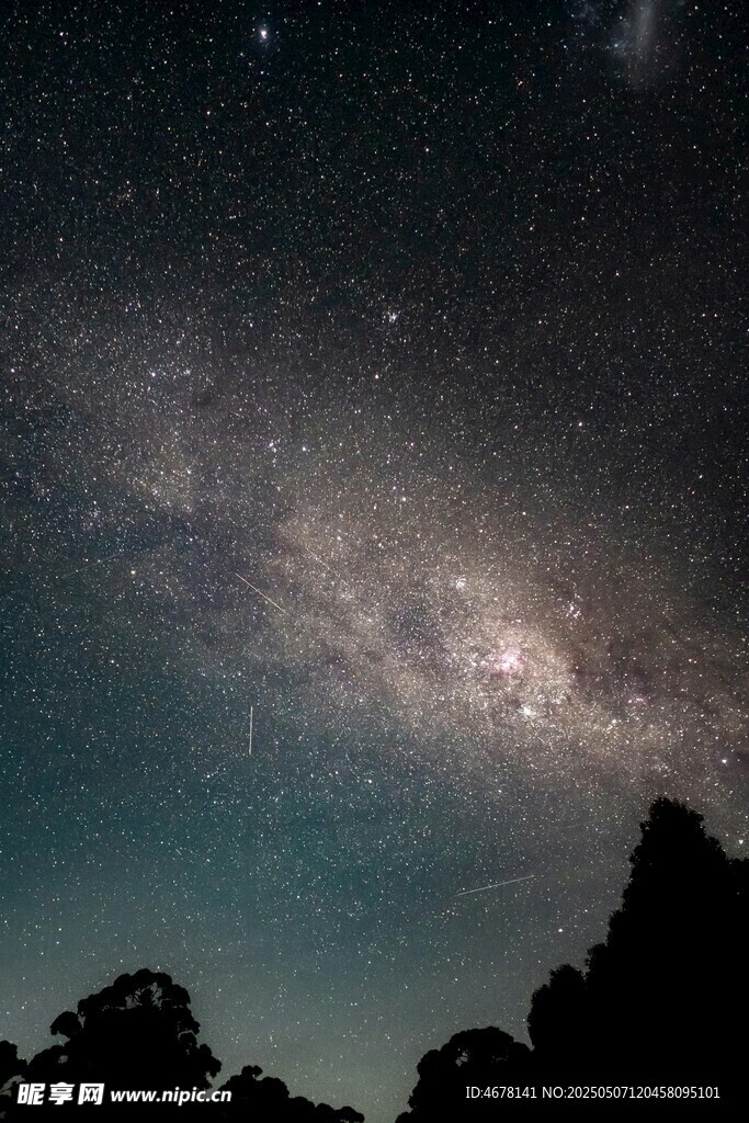 夜空繁星下的山林剪影