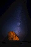 沙漠夜空下的神秘石屋