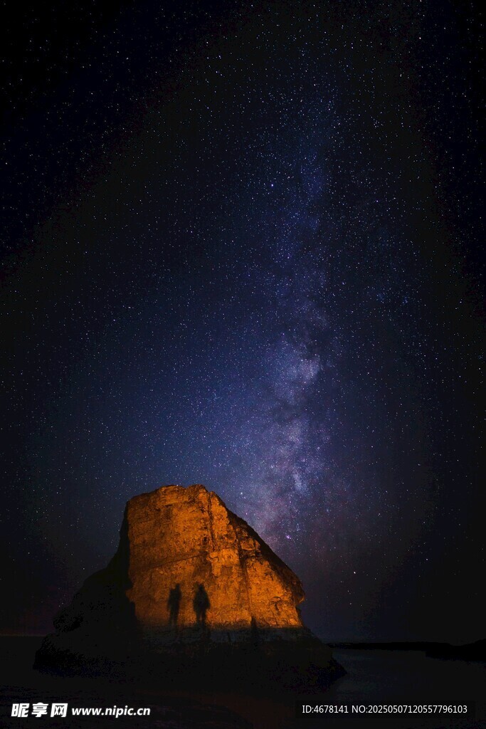 沙漠夜空下的神秘石屋