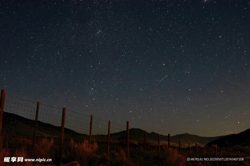 夜幕下的围栏与星空