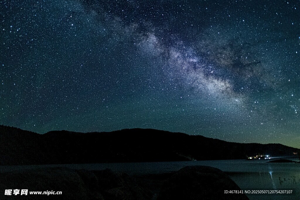 夜空下的璀璨星河与山峦