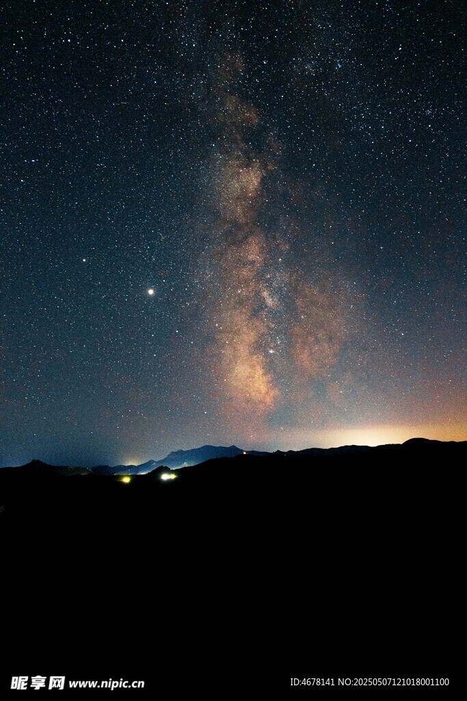 夜空下的璀璨星河与山峦
