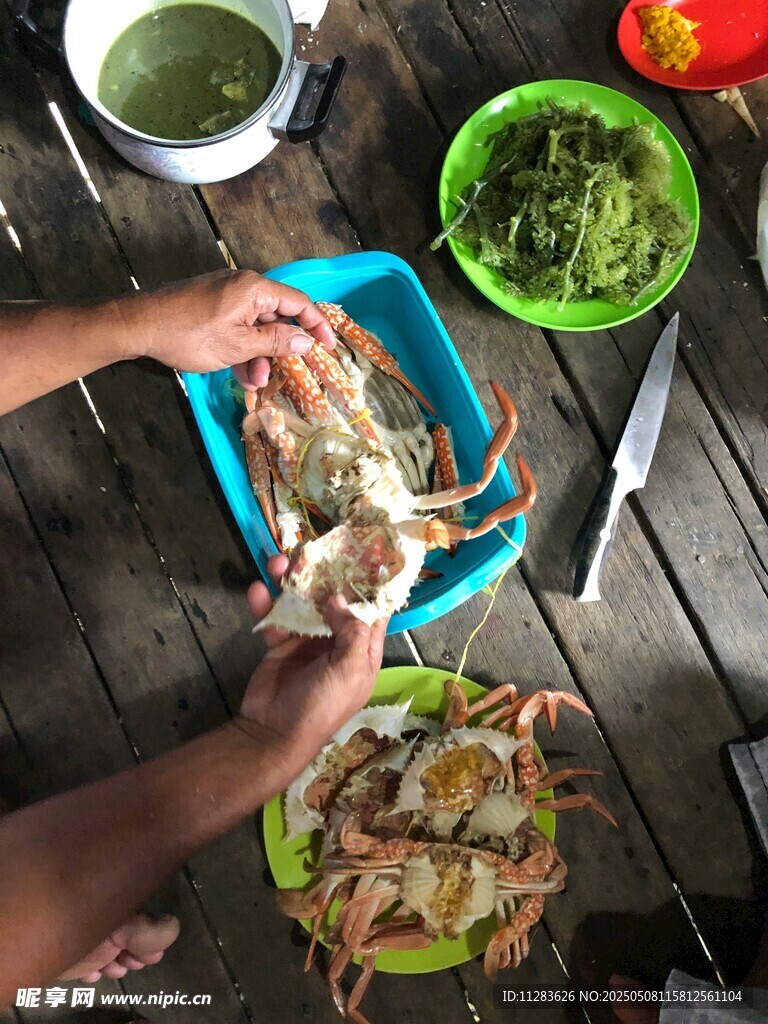 享用美味海鲜餐