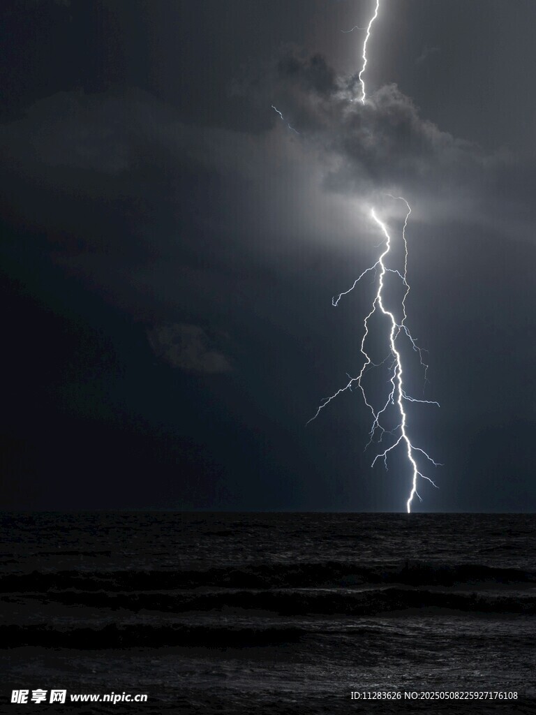 海上闪电风暴震撼瞬间