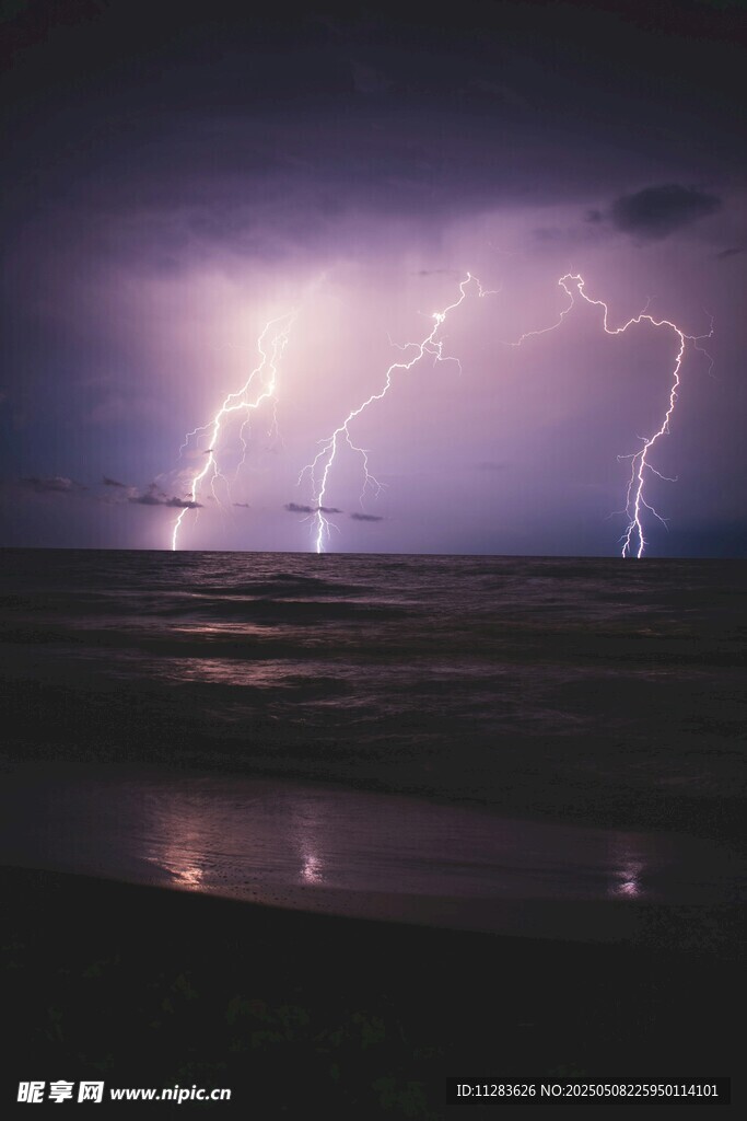 海上闪电夜景
