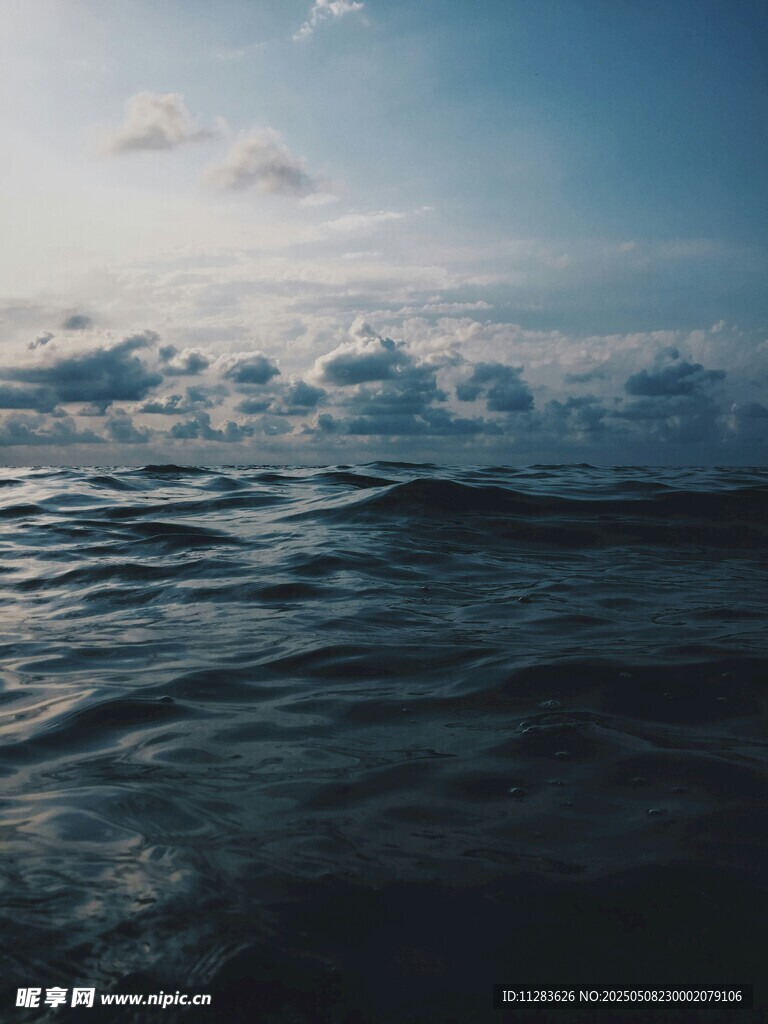 广阔海面与蓝天的美丽景象