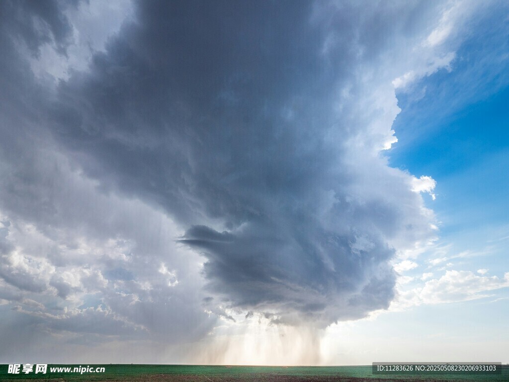 壮观积雨云下的开阔景象