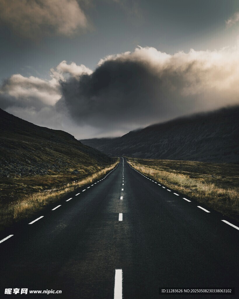 旷野中的孤独公路