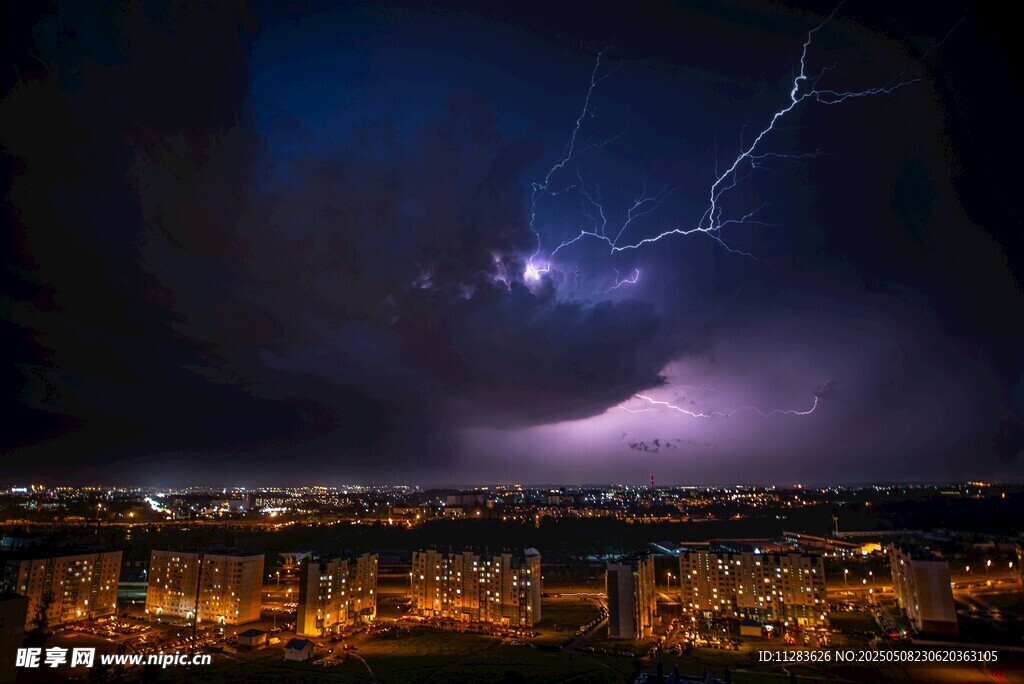 城市上空的闪电夜景