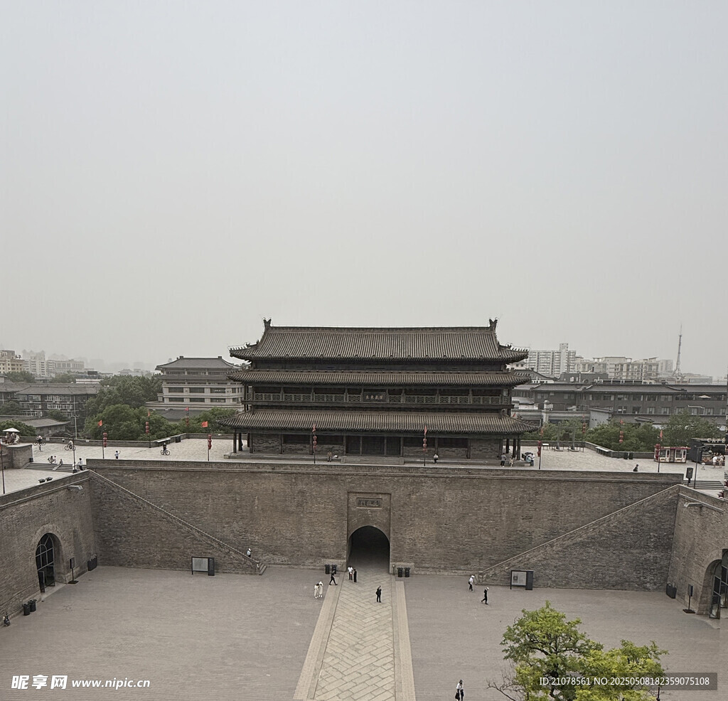 西安古城墙宏伟城楼景观