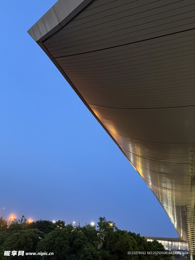 黄昏下的现代建筑一角