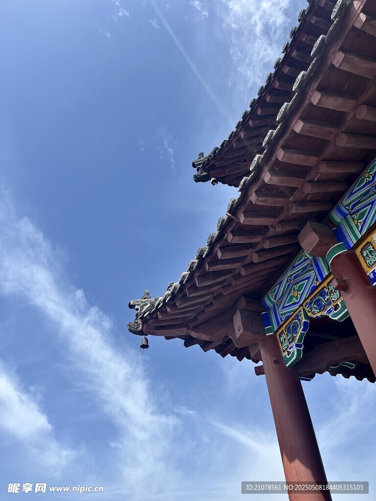 中式屋檐映蓝天