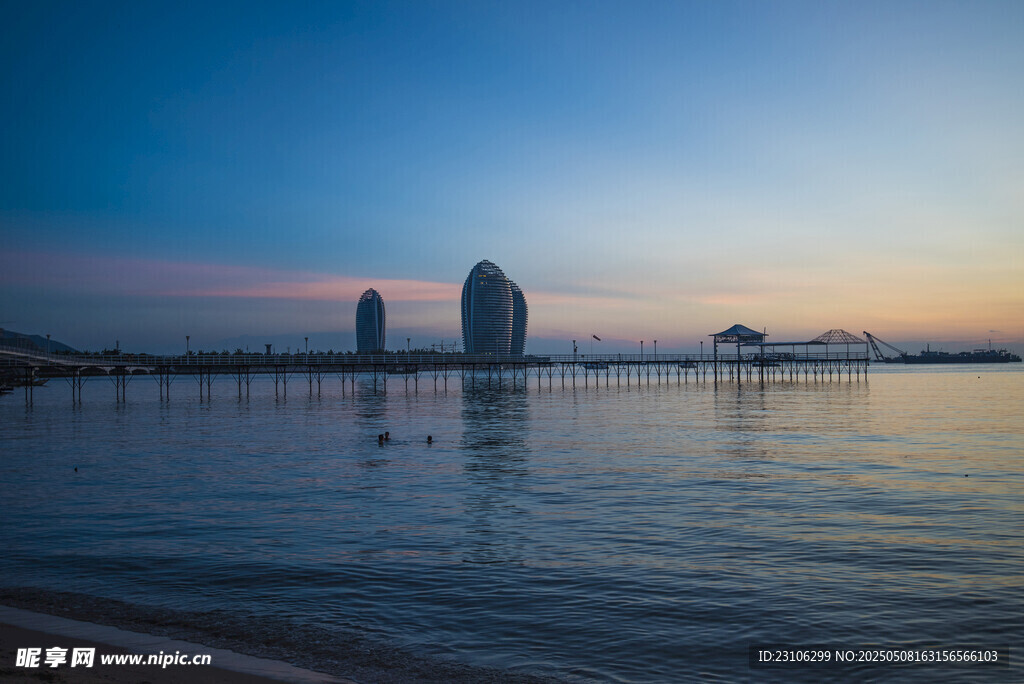 海滨城市黄昏美丽景致