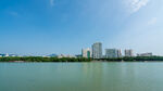 湖畔城市风光