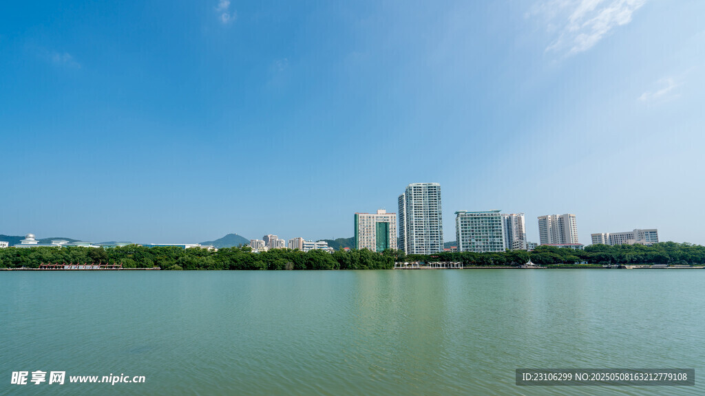 湖畔城市风光