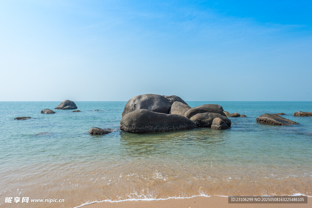 海边礁石美景