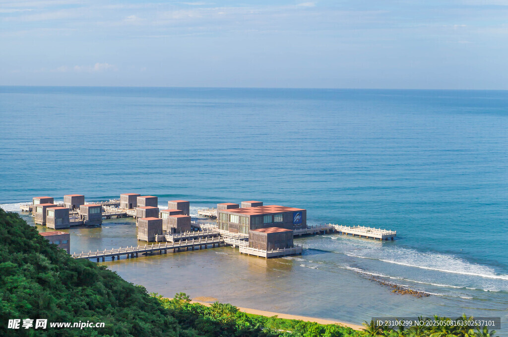 海边古老建筑群风景