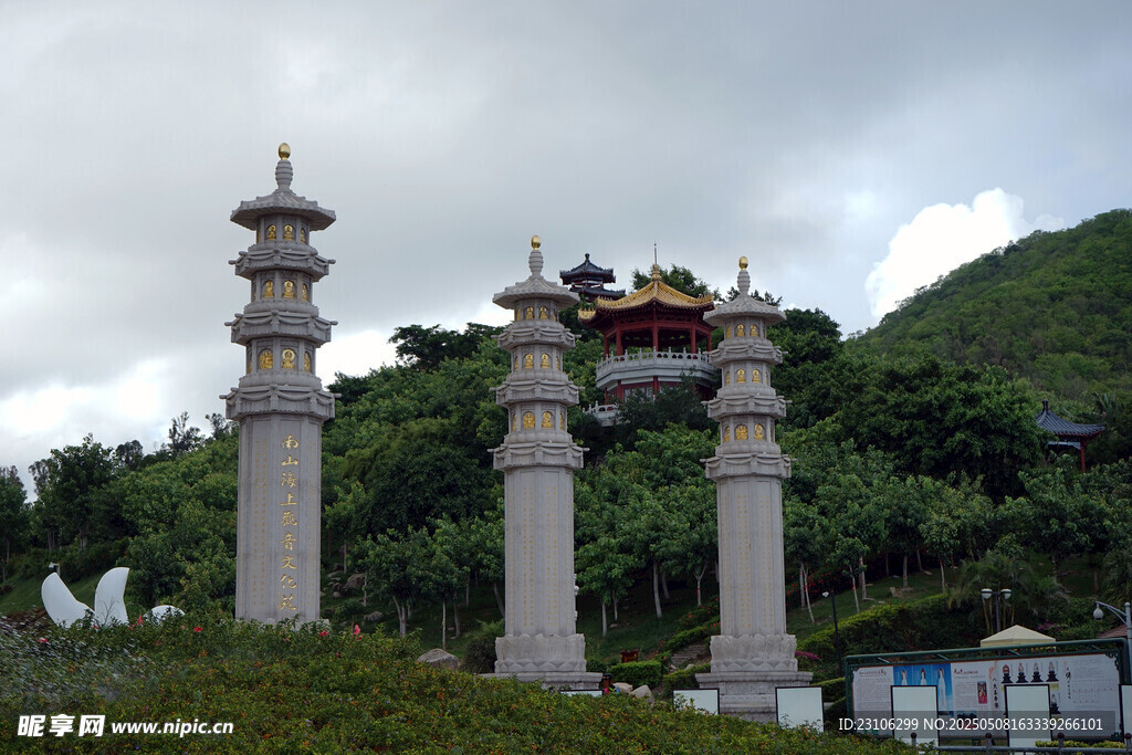 山间独特石塔建筑景观