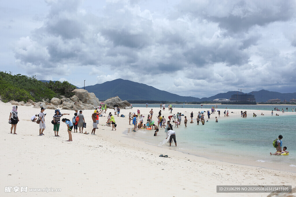 热闹的海滨沙滩游玩场景