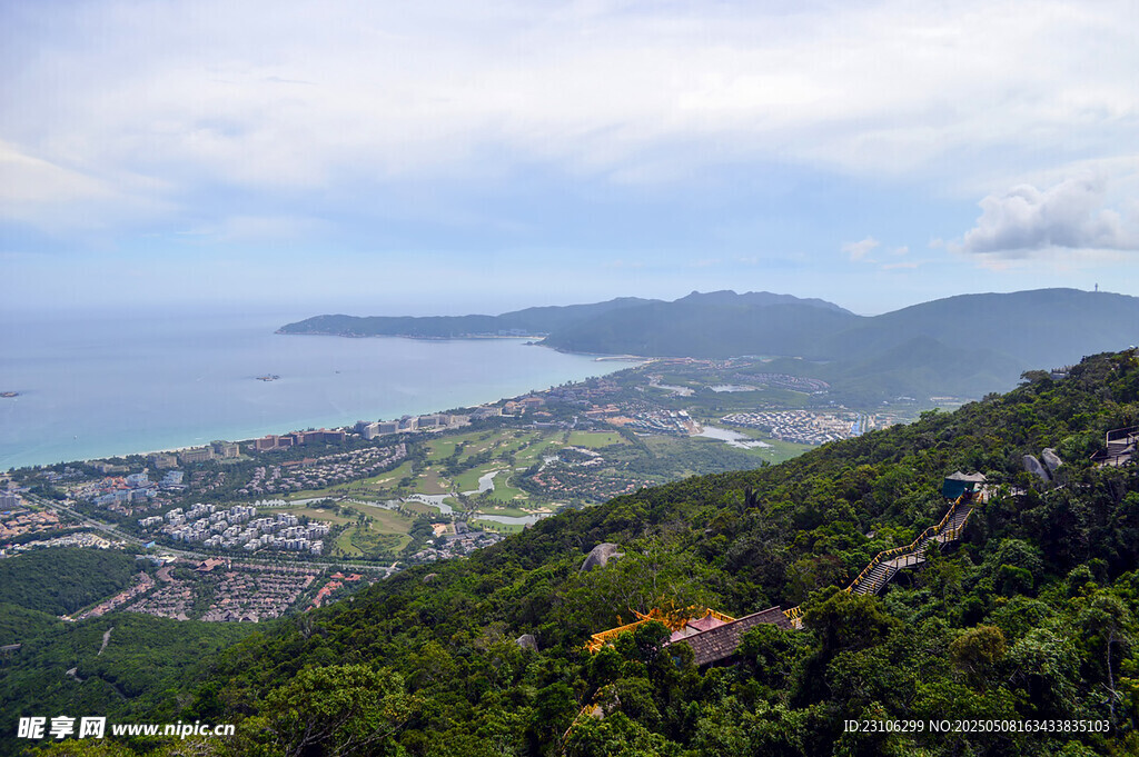 俯瞰山海间的翠绿景致