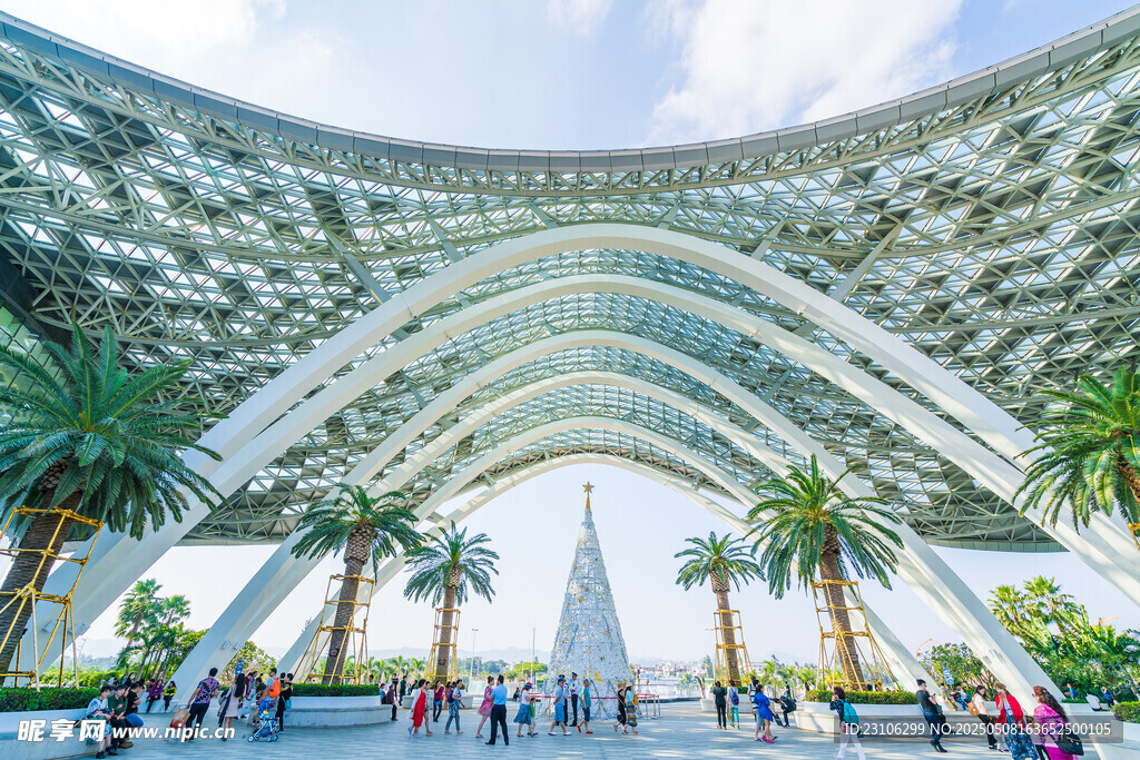 现代拱形建筑下的热闹场景