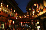 古街夜景灯笼璀璨迷人