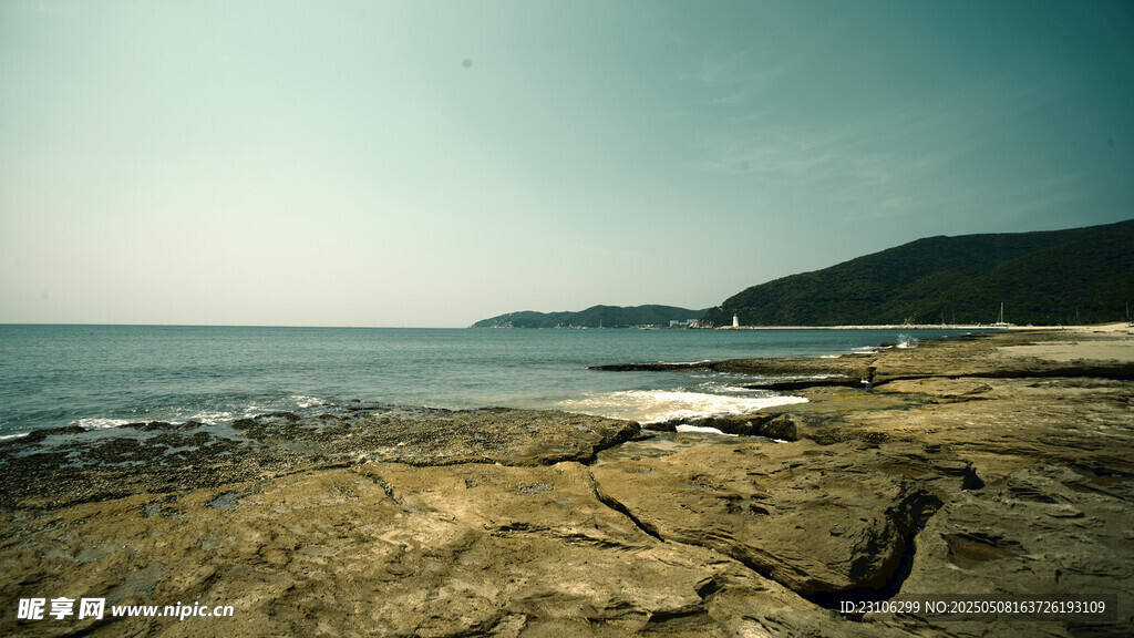 海边嶙峋岩石与辽阔海景