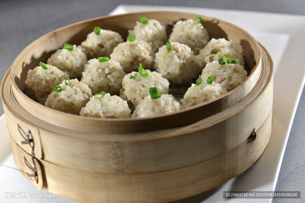 竹笼里的美味糯米肉丸